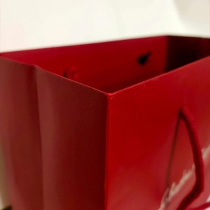 鮮やかなレッドの高級クラフトバッグ