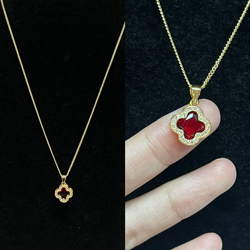 放射ルビーブロッサムゴールド-きらめく明確なアクセントを備えたメッキの花のネックレス