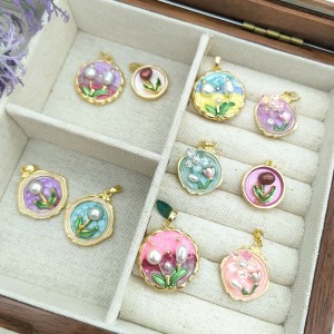 ヴィンテージの油絵ペンダント